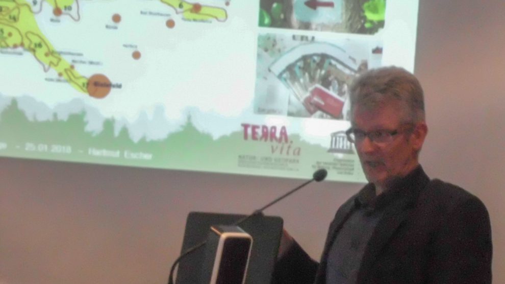 TERRA.vita-Geschäftsführer Hartmut Escher stellt den Natur- und Geopark der Hollager Kolpingsfamilie vor. Foto: Ursula Thöle