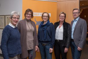 Laden zum Betrachten und Diskutieren der Ausstellung ein: Die Gleichstellungsbeauftragten im Nordkreis Maria Stuckenberg (Stadt Bramsche), Regina Bien (Samtgemeinde Bersenbrück), Ann Kristin Schneider (Samtgemeinde Artland) und Kornelia Böert sowie Wallenhorsts Bürgermeister Otto Steinkamp (von links). Foto: Thomas Remme