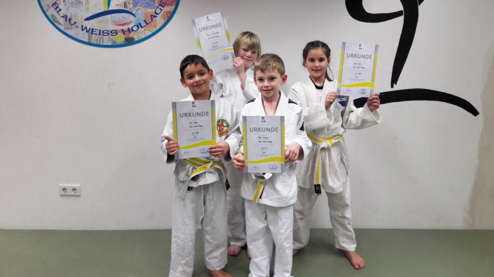 Die erfolgreichen Hollager Judoka nach ihrer Gürtelprüfung. Foto: Blau-Weiss Hollage