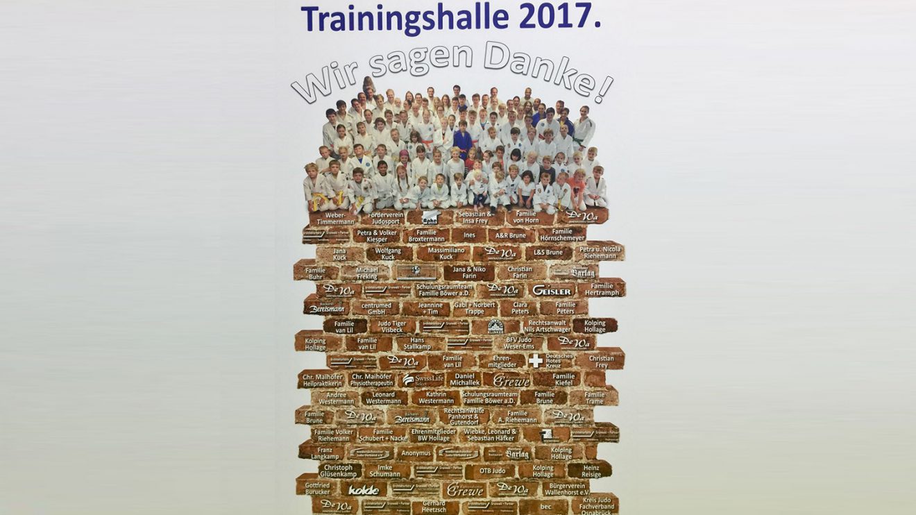 Die Bausteinwand mit den Unterstützern in der neuen Trainingshalle. Foto: Blau-Weiss Hollage