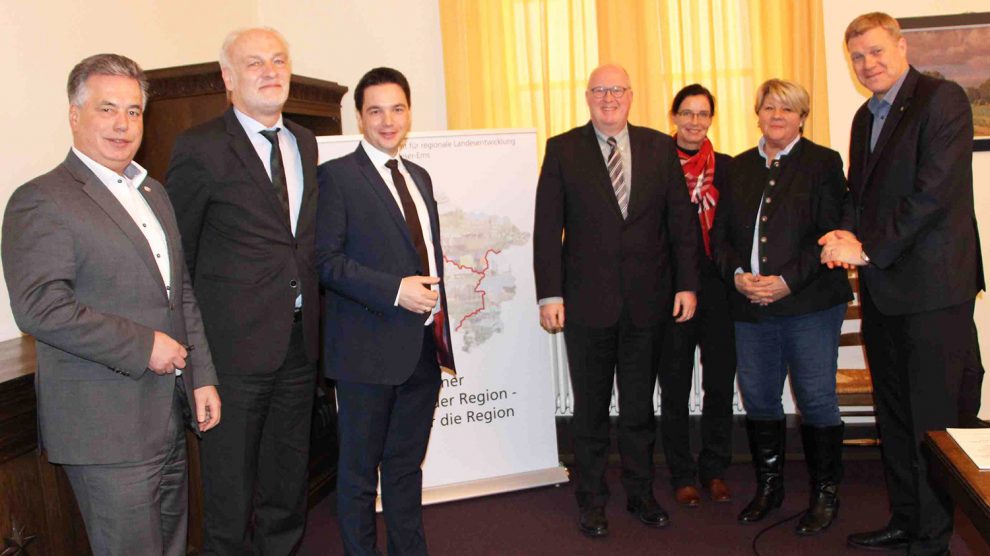 Amtsleiter Franz-Josef-Sickelmann (zweiter von links) empfängt den CDU-Arbeitskreis zur Diskussion über Ansätze zur zukünftigen Förderpolitik im Landesamt für Regionale Entwicklung Weser-Ems in Oldenburg. Foto: Wahlkreisbüro