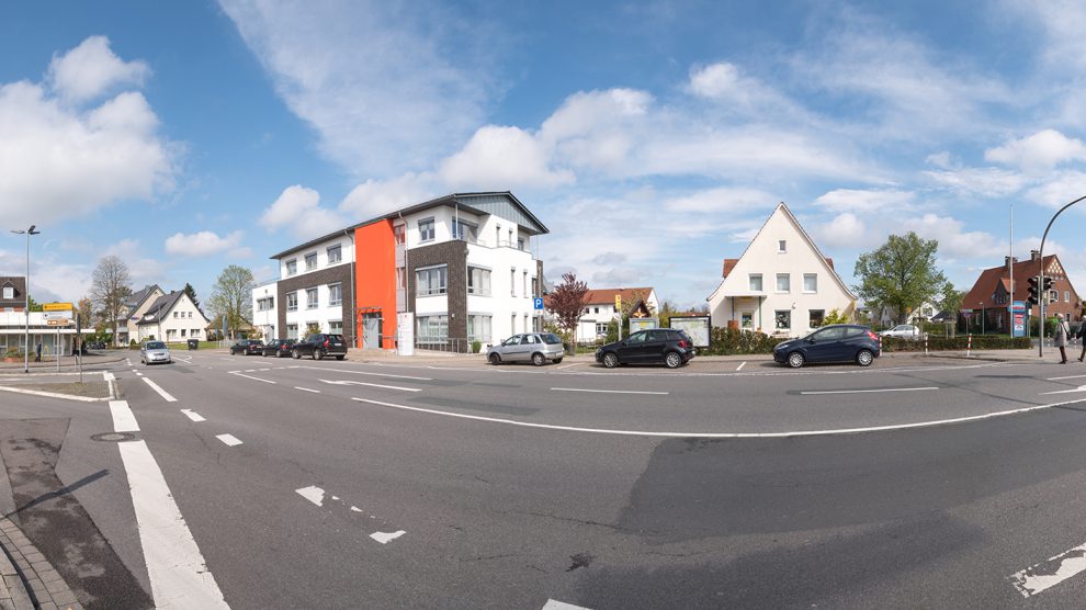 Im Rahmen der Dorferneuerung sollen weite Teile der Klosterstraße sowie der Kreuzungsbereich vor dem Ärztehaus umgestaltet werden. Foto: Thomas Remme