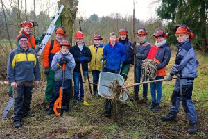 Die Mitglieder der Naturschutzjugend der „Arbeitsgemeinschaft für Naturschutz Tecklenburger Land e.V.“ (ANTL) mit ihrem „Vorarbeiter“ Friedhelm Scheel. Foto: Carolin Hlawatsch