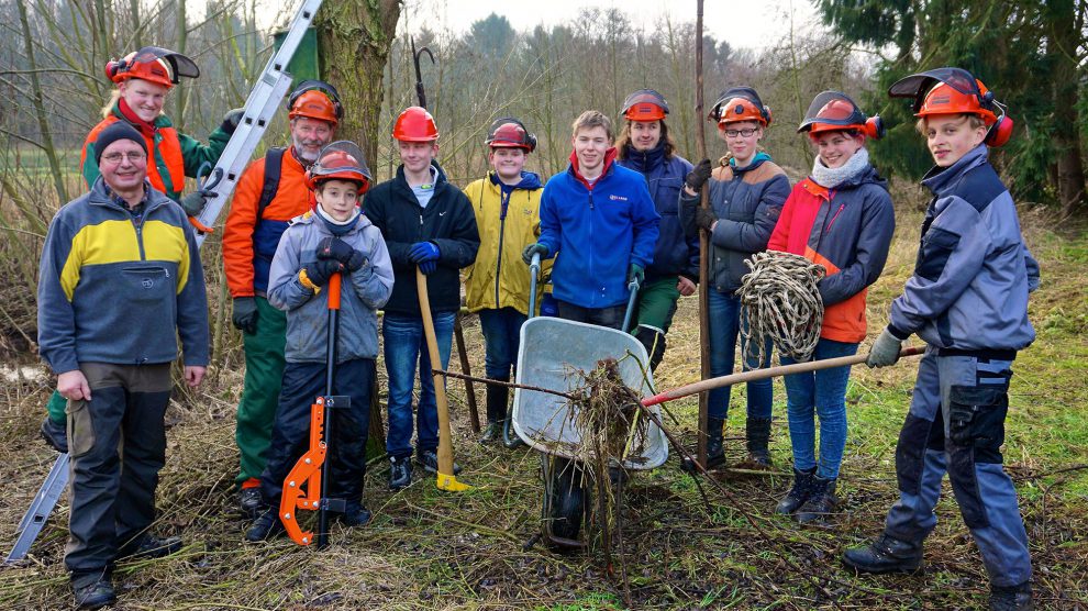 Die Mitglieder der Naturschutzjugend der „Arbeitsgemeinschaft für Naturschutz Tecklenburger Land e.V.“ (ANTL) mit ihrem „Vorarbeiter“ Friedhelm Scheel. Foto: Carolin Hlawatsch