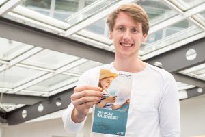 In frischer Optik präsentiert sich die 2018er Ausgabe des Wallenhorster Ortsplans, hier vorgestellt von Nils Tiedemann. Foto: Thomas Remme