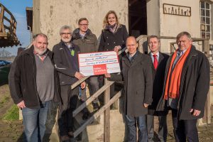 Engagieren sich für den Erhalt der Motormühle an der Windmühle Lechtingen (von links): Ansgar Vennemann, Franz-Josef Albers, Otto Steinkamp, Nancy Plaßmann, Dr. Michael Lübbersmann, Jürgen Wuttke und Rolf Wessel. Foto: Thomas Remme