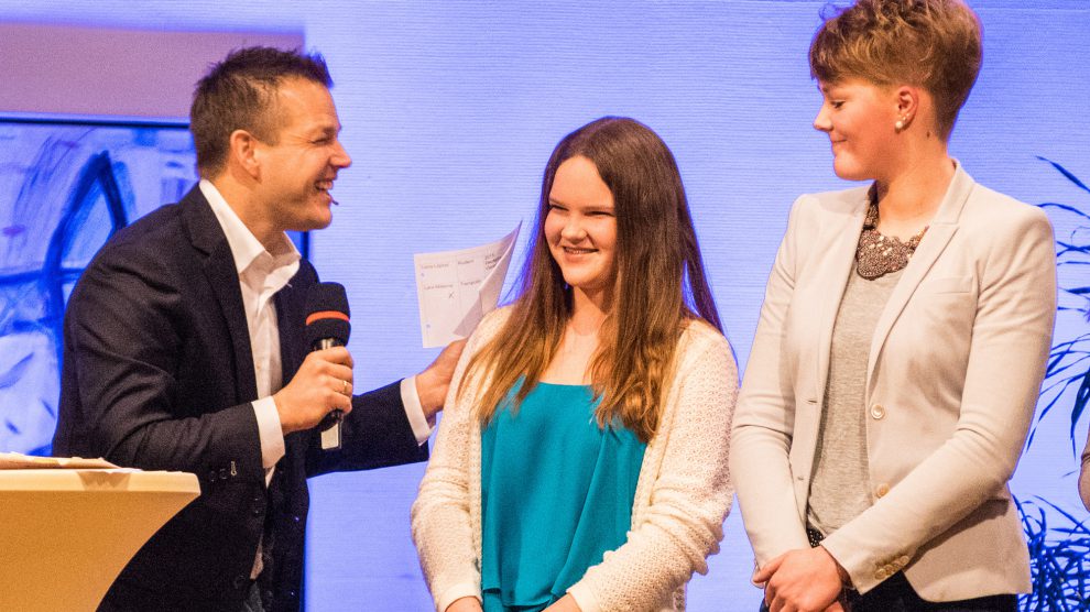 Thomas Reichenberger – hier mit Lara Materne und Lena Löpker – führte 2016 durch das Programm der Wallenhorster Sportlerehrung. Foto: Thomas Remme