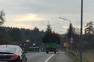 Wie hier in Lechtingen sind die Wallenhorster Messdiener am heutigen Samstag unterwegs und sammeln mit sechs Treckern die ausgedienten Christbäume ein. Foto: Nils Kuhlmann