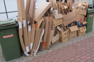 Wie das Foto zeigt, stapeln sich im Osnabrücker Land mancherorts erhebliche Papierberge neben, auf oder vor den Abfallbehältern. Foto: R. Rudolph, AWIGO LOGISTIK