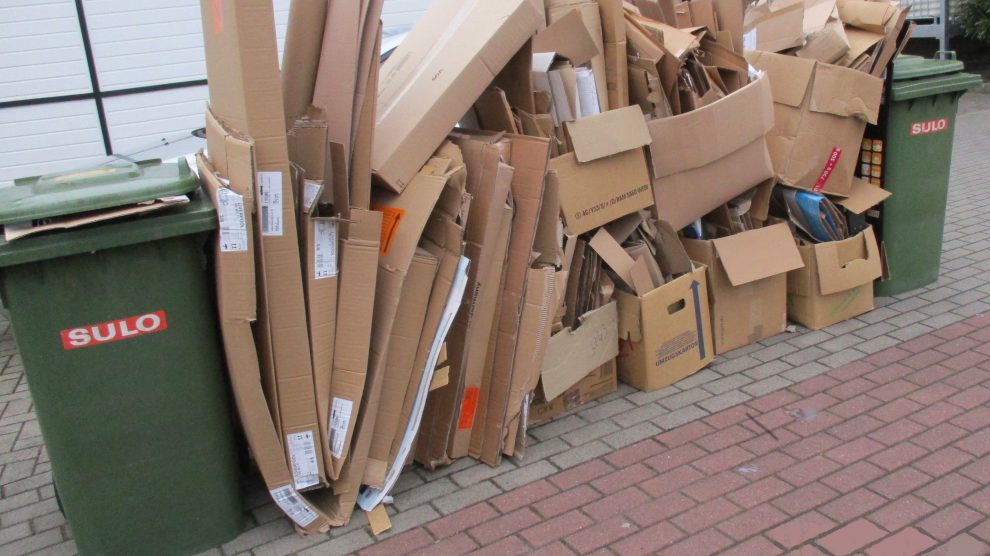 Wie das Foto zeigt, stapeln sich im Osnabrücker Land mancherorts erhebliche Papierberge neben, auf oder vor den Abfallbehältern. Foto: R. Rudolph, AWIGO LOGISTIK