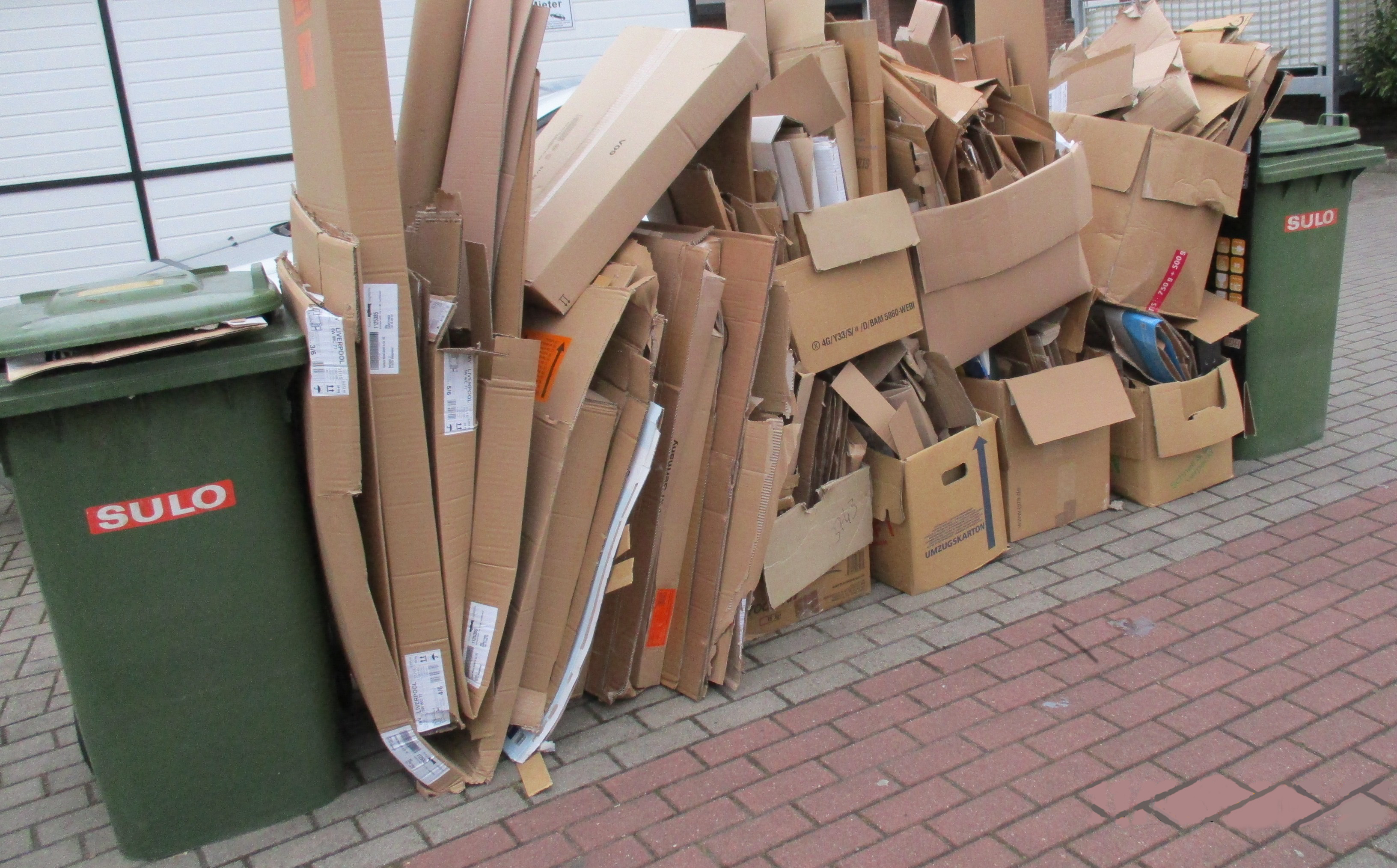 Wie das Foto zeigt, stapeln sich im Osnabrücker Land mancherorts erhebliche Papierberge neben, auf oder vor den Abfallbehältern. Foto: R. Rudolph, AWIGO LOGISTIK