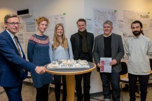 Bürgermeister Otto Steinkamp (links) und das Team des Architekturbüros LHVH am Modell des Krippenhauses. Foto: Gemeinde Wallenhorst / André Thöle