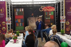 Yogi – hier in seiner alten Stadtbücherei beim 2. Wallenhorster Kindertag – erklärt, dass Null nicht Nichts ist. Foto: Frank Jansing