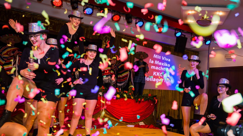 Die „Oldies“ sorgen mit ihrem letzten Auftritt vor ihrem Abschied für Stimmung im Saal. Foto: Dennis Flegel