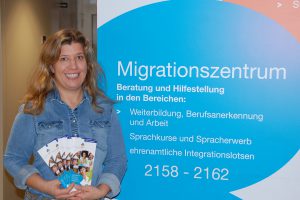 Judith Fülling vom Migrationszentrum des Landkreises Osnabrück berät Menschen mit Zuwanderungsgeschichte im Wallenhorster Rathaus. Foto: MaßArbeit / Frank Bertram