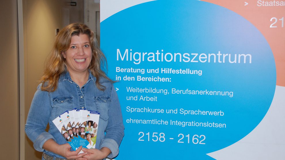 Judith Fülling vom Migrationszentrum des Landkreises Osnabrück berät Menschen mit Zuwanderungsgeschichte im Wallenhorster Rathaus. Foto: MaßArbeit / Frank Bertram