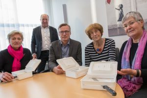 Maria Barz, Wolfgang Knop, Bürgermeister Otto Steinkamp, Marlen Beyer und Gerlinde Schröder (von links) präsentieren die Schneidehilfe-Sets. Foto: André Thöle