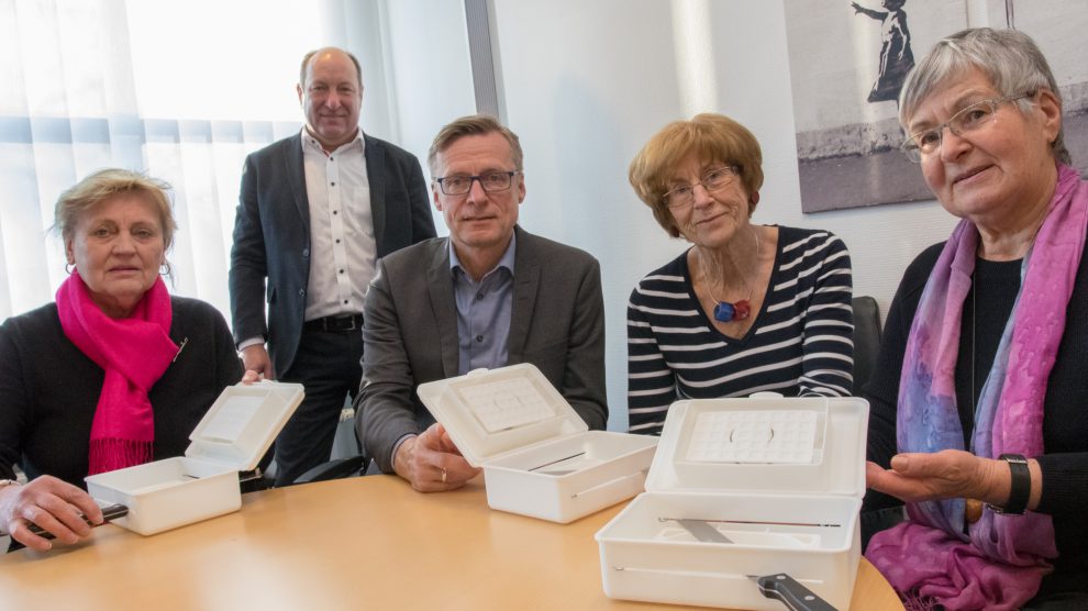 Maria Barz, Wolfgang Knop, Bürgermeister Otto Steinkamp, Marlen Beyer und Gerlinde Schröder (von links) präsentieren die Schneidehilfe-Sets. Foto: André Thöle