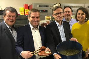 von links: Alfons Schwegmann (stellv. Bürgermeister), Guido Pott (MdL), Otto Steinkamp (Bürgermeister), Hendrik Remme (stellv. OV-Vorsitzender), Anika Reinink (OV-Vorsitzende). Foto: SPD Wallenhorst