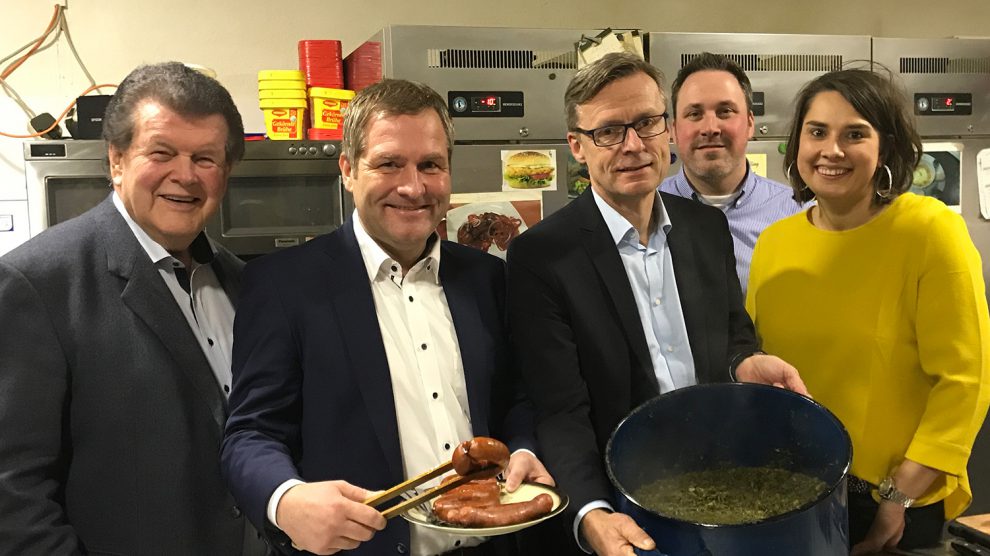 von links: Alfons Schwegmann (stellv. Bürgermeister), Guido Pott (MdL), Otto Steinkamp (Bürgermeister), Hendrik Remme (stellv. OV-Vorsitzender), Anika Reinink (OV-Vorsitzende). Foto: SPD Wallenhorst