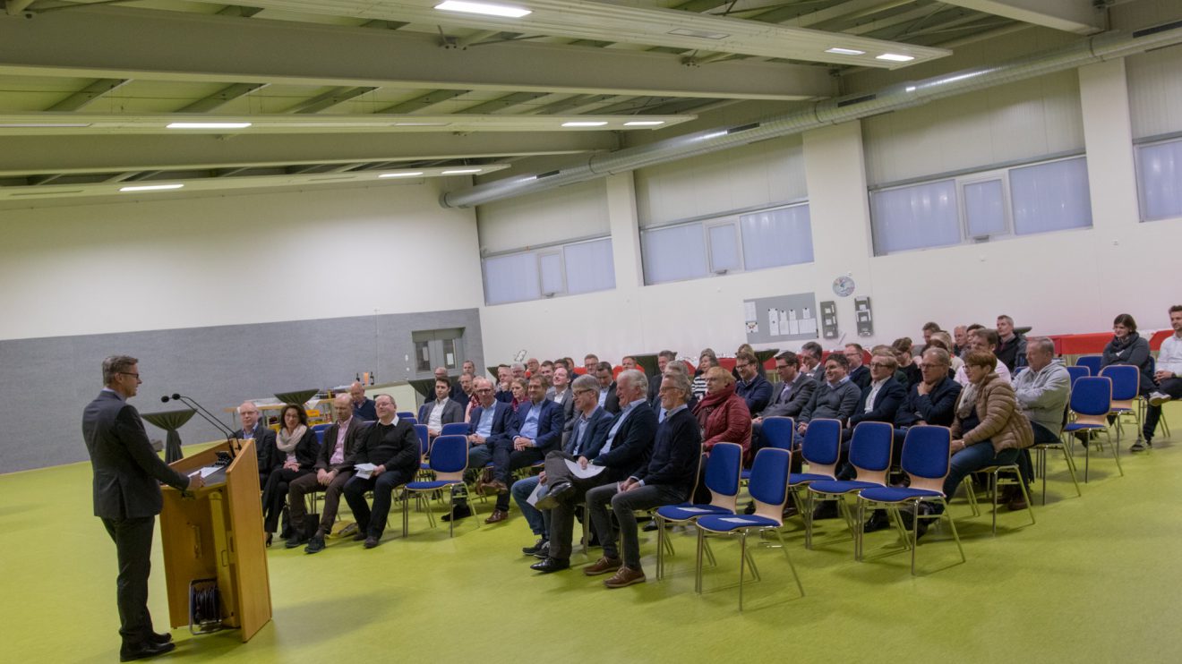 Bürgermeister Otto Steinkamp eröffnet die Halle vor Vertretern der am Bau beteiligten Firmen, Vereine und Institutionen. Foto: André Thöle