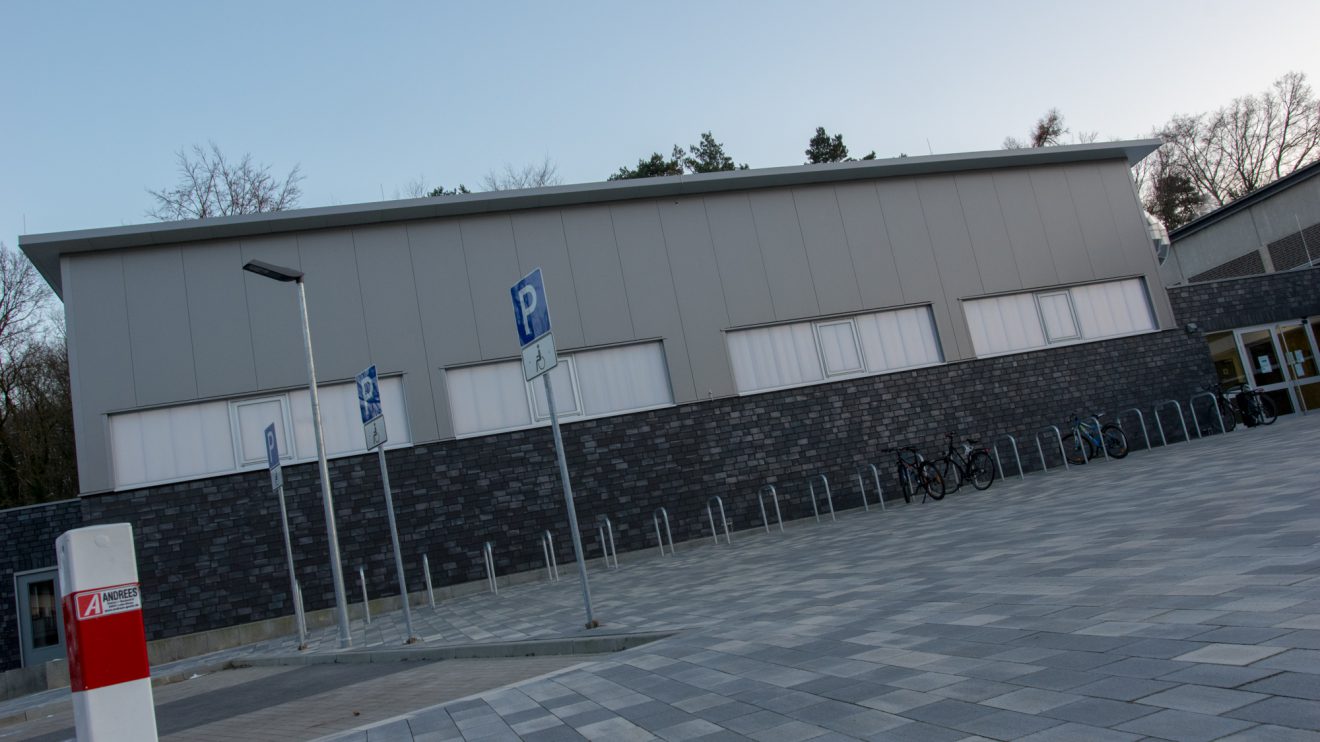 Trainingshalle mit neu gestaltetem Vorplatz an der Bergstraße. Foto: André Thöle