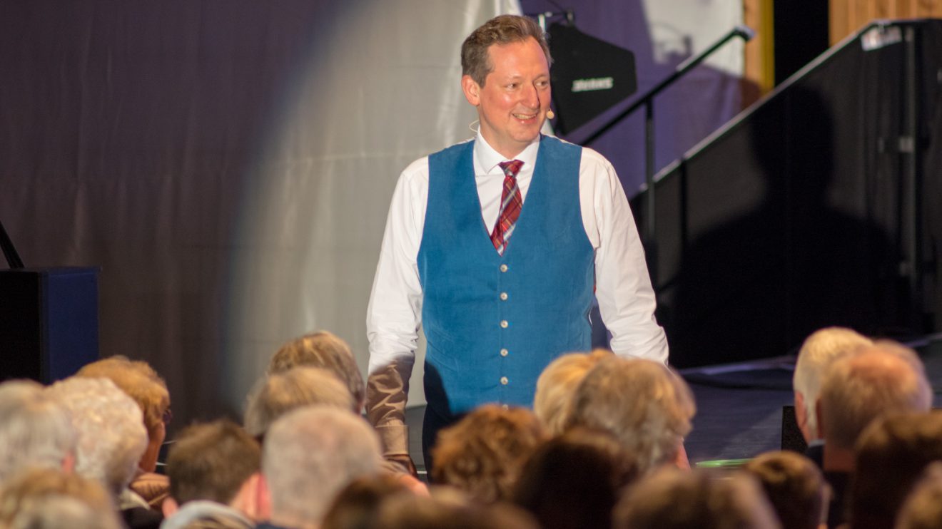 Dr. Eckart von Hirschhausen agiert nicht nur auf der Bühne, sondern auch direkt im Publikum. Foto: André Thöle