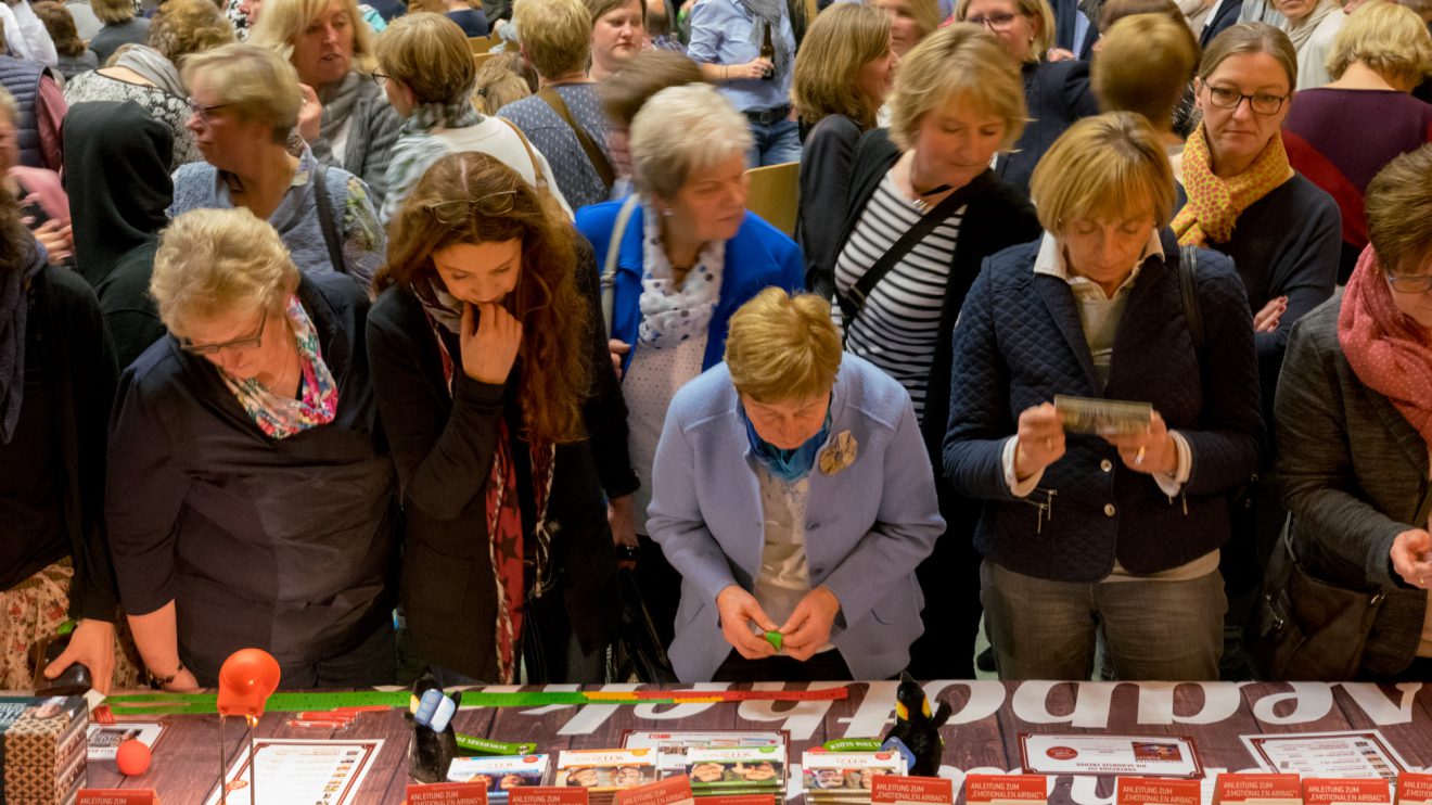 Großer Andrang herrscht in der Pause am Merchandisingstand. Foto: André Thöle