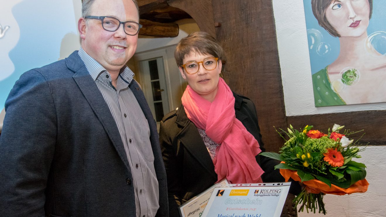 Heiner Placke überreicht Simone Pott Blumen und einen Gutschein für einen Musicalbesuch. Foto: André Thöle