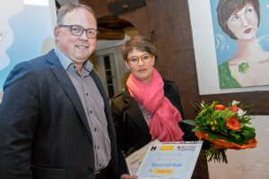 Heiner Placke überreicht Simone Pott Blumen und einen Gutschein für einen Musicalbesuch. Foto: André Thöle