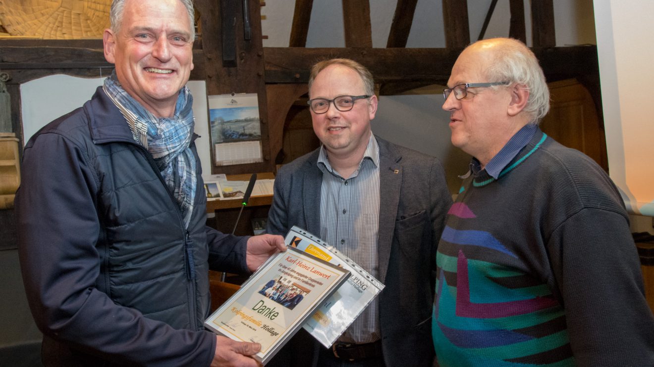 Karl-Heinz Lanwert nimmt eine Urkunde und einen Gutschein von Heiner Placke und Hubert Wächter (von links) entgegen. Foto: André Thöle