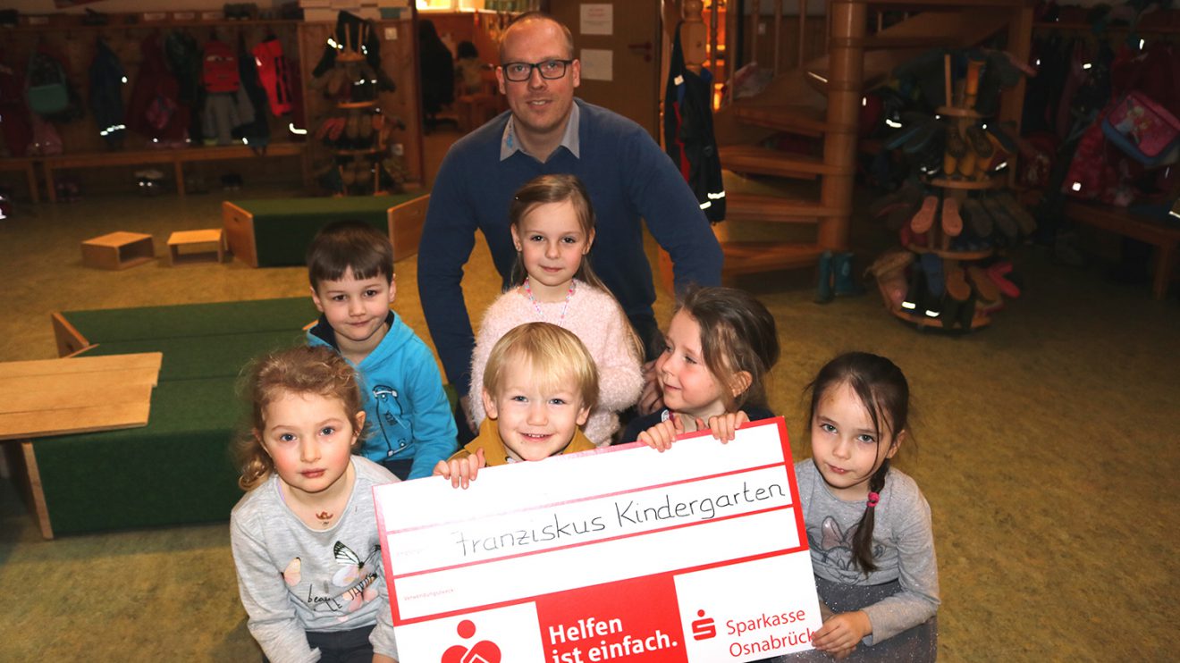 Matthias Lüttschwager mit einigen Kindern des Kindergartens. Foto: ML Reifen