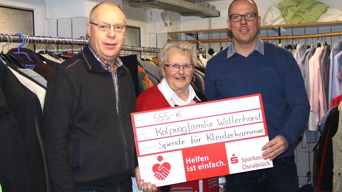 Andreas Albers (Vorsitzender Kolping Familie), Maria Brüggemann (Leitung Kleiderkammer seit 25 Jahren), Matthias Lüttschwager (Geschäftsführer ML Reifen GmbH). Foto: ML Reifen