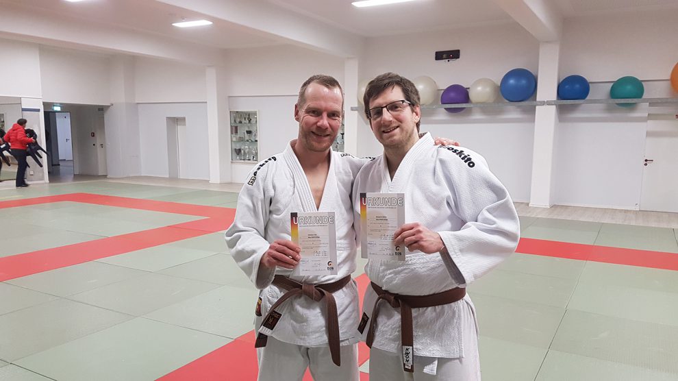 Christian Frey und Benjamin Köhler nach der bestandenen Prüfung beim OTB. Foto: Blau-Weiss Hollage