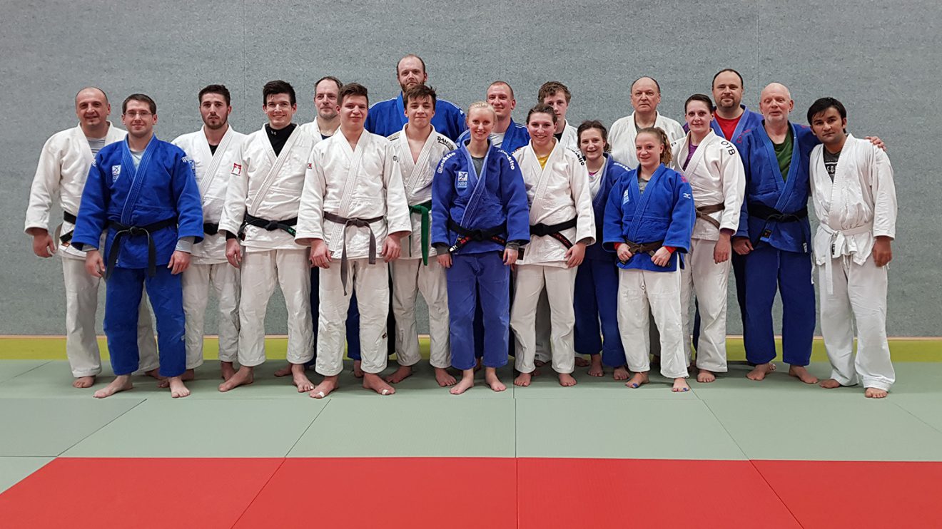 Die Erwachsenen-Delegation vom Osnabrücker TB in der neuen Hollager Trainingshalle. Foto: Blau-Weiss Hollage