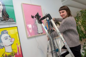 Katrin Lazaruk bereitet die Ausstellung im Foyer des Wallenhorster Rathauses vor. Dort zeigt sie Kunstwerke, die aus den Tonbändern alter Kassetten erstellt wurden. Foto: André Thöle