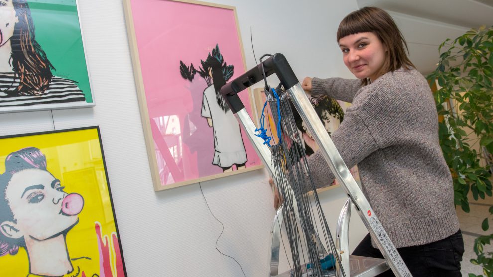 Katrin Lazaruk bereitet die Ausstellung im Foyer des Wallenhorster Rathauses vor. Dort zeigt sie Kunstwerke, die aus den Tonbändern alter Kassetten erstellt wurden. Foto: André Thöle