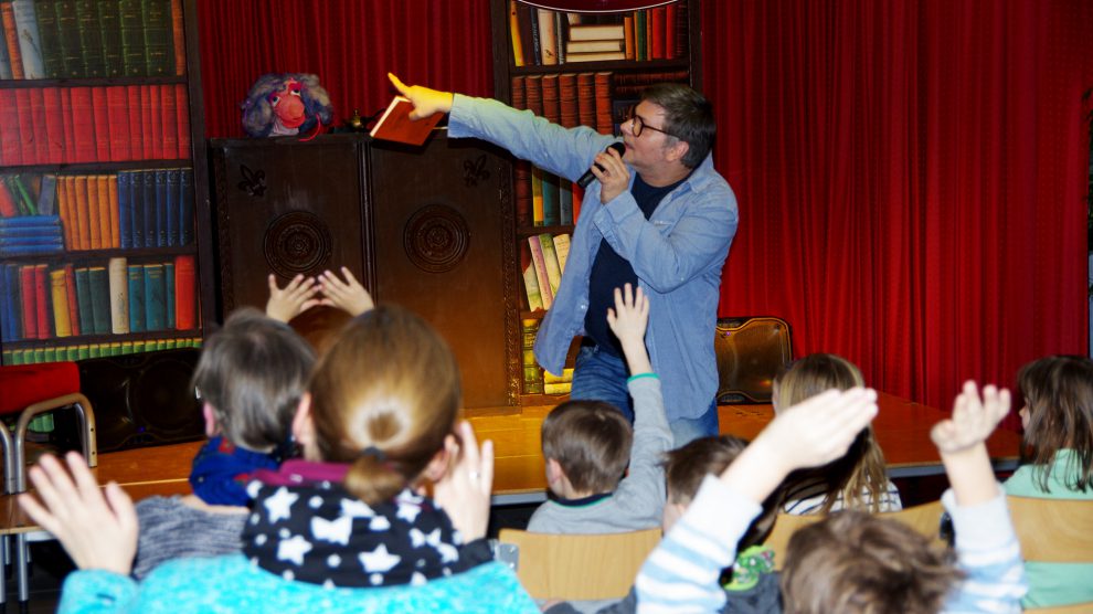 Yogi (Jürgen Eick) und Laila Musica führen Kinder in die Welt der Bücher. Foto: Frank Jansing