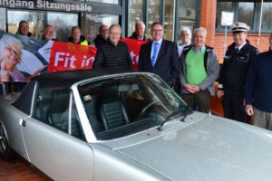 Erfahrung im Straßenverkehr: Das gilt nicht nur für Oldtimer, die auf diesem Bild zu sehen sind, sondern auch für zahlreiche Autofahrerinnen und Autofahrer. Für Senioren bietet der Landkreis Osnabrück das Sicherheitstraining „Fit im Auto“ an. Das Konzept stellten jetzt Vertreter von Landkreis Osnabrück, Verkehrswacht und Polizei vor. Foto: Landkreis Osnabrück/Henning Müller-Detert