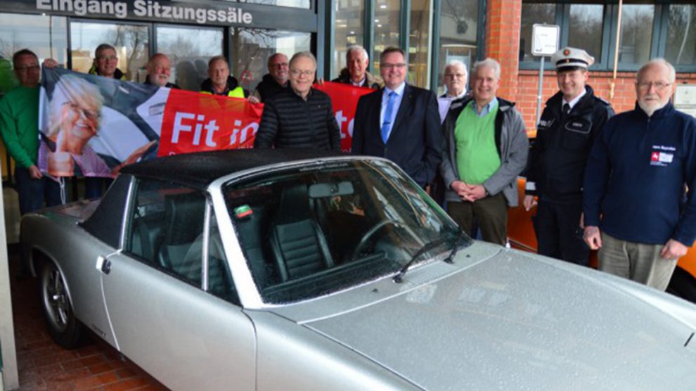 Erfahrung im Straßenverkehr: Das gilt nicht nur für Oldtimer, die auf diesem Bild zu sehen sind, sondern auch für zahlreiche Autofahrerinnen und Autofahrer. Für Senioren bietet der Landkreis Osnabrück das Sicherheitstraining „Fit im Auto“ an. Das Konzept stellten jetzt Vertreter von Landkreis Osnabrück, Verkehrswacht und Polizei vor. Foto: Landkreis Osnabrück/Henning Müller-Detert