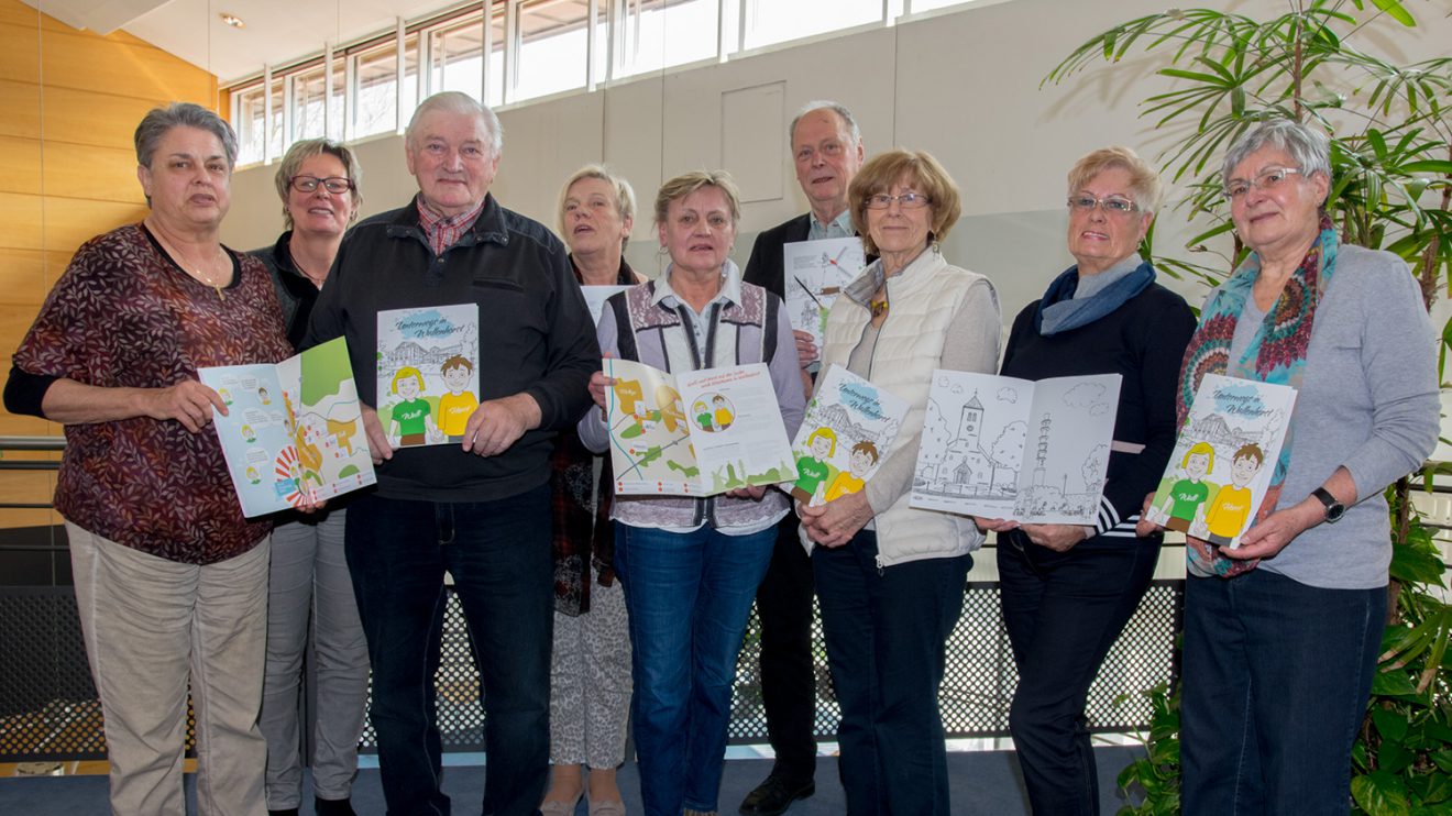 Die Mitglieder des Seniorenbeirats präsentieren das Wallenhorster Malbuch. Foto: André Thöle