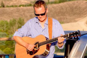 Peter Kroll-Ploeger spielt, singt und erzählt beim nächsten Gitarrenkonzert im Ruller Haus. Foto: guitargig