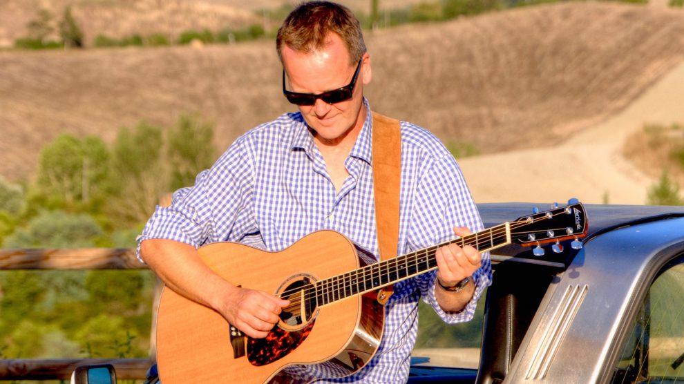 Peter Kroll-Ploeger spielt, singt und erzählt beim nächsten Gitarrenkonzert im Ruller Haus. Foto: guitargig