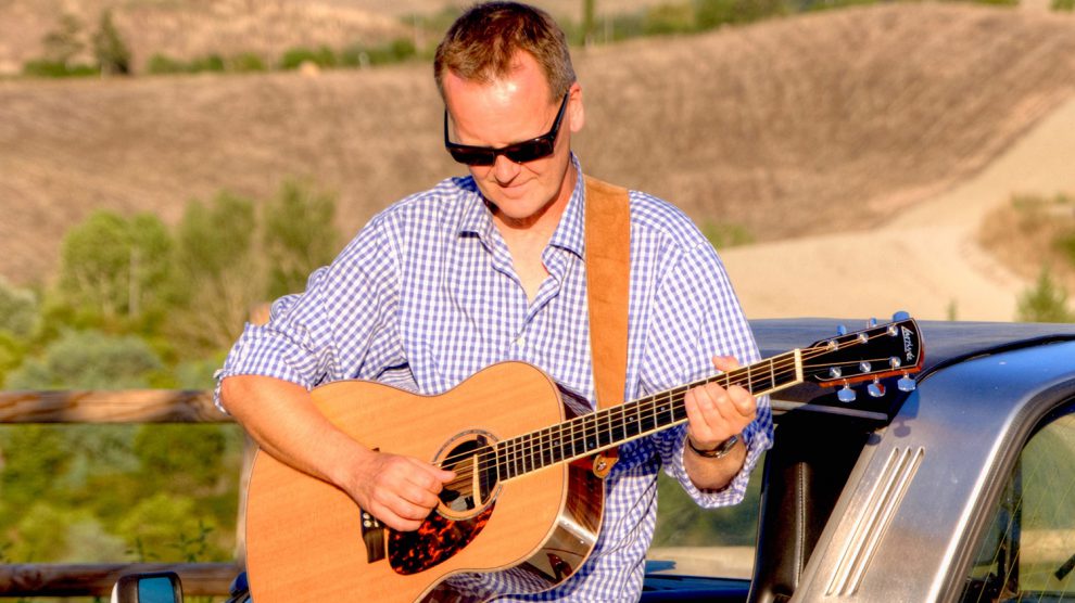 Peter Kroll-Ploeger spielt, singt und erzählt beim nächsten Gitarrenkonzert im Ruller Haus. Foto: guitargig