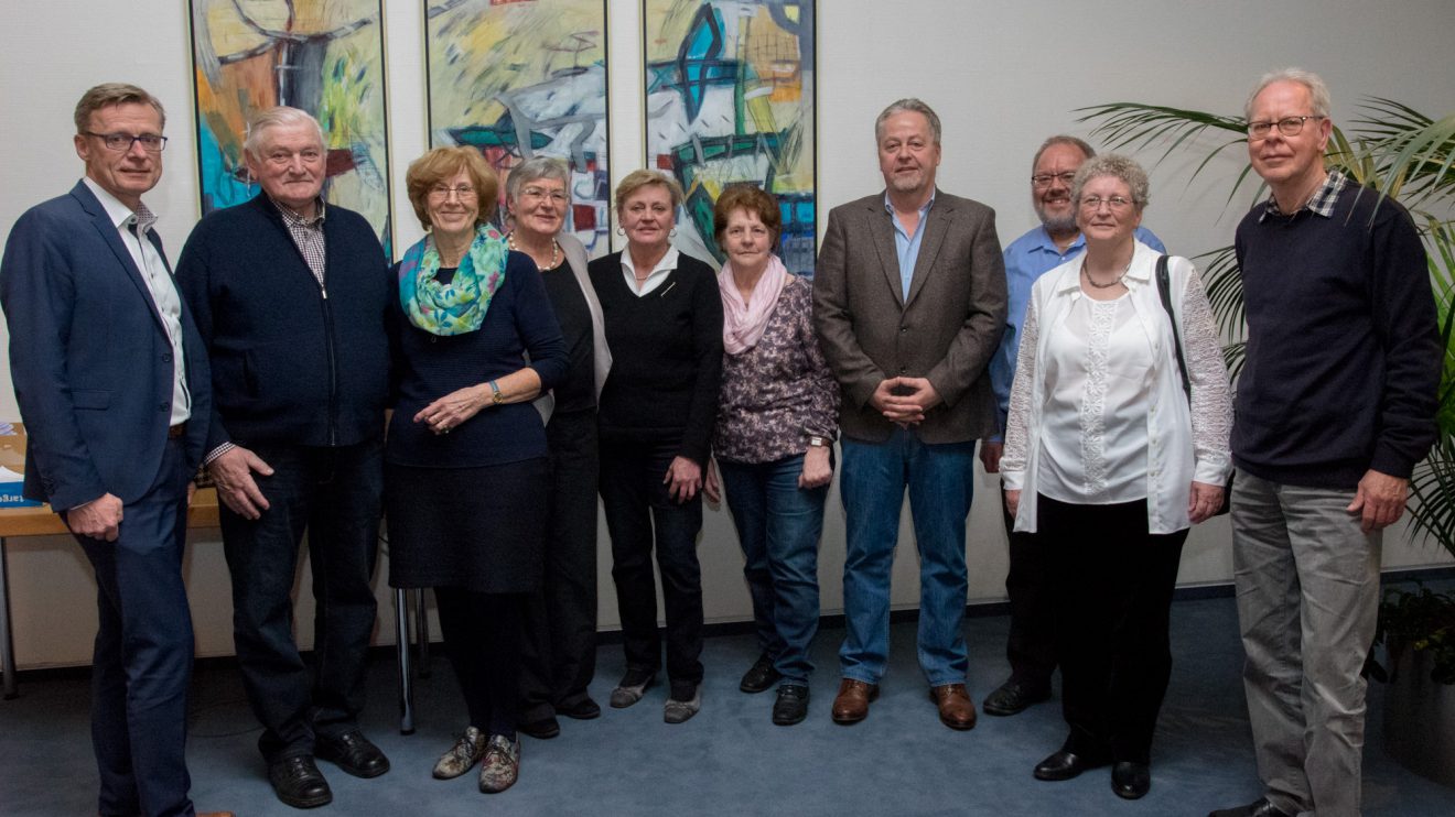 Bürgermeister Otto Steinkamp gratuliert den künftigen Seniorenbeiratsmitgliedern zur Wahl: Hubert Schawe, Marlen Beyer, Gerlinde Schröder, Maria Barz, Ingrid Bienek, Heinrich Steffens, Dr. Hermann Saalfeld, Katharina Zielke und Heinz Liehr (von links). Foto: André Thöle