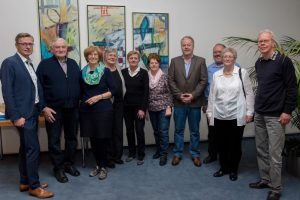 Bürgermeister Otto Steinkamp gratuliert den künftigen Seniorenbeiratsmitgliedern zur Wahl: Hubert Schawe, Marlen Beyer, Gerlinde Schröder, Maria Barz, Ingrid Bienek, Heinrich Steffens, Dr. Hermann Saalfeld, Katharina Zielke und Heinz Liehr (von links). Foto: André Thöle