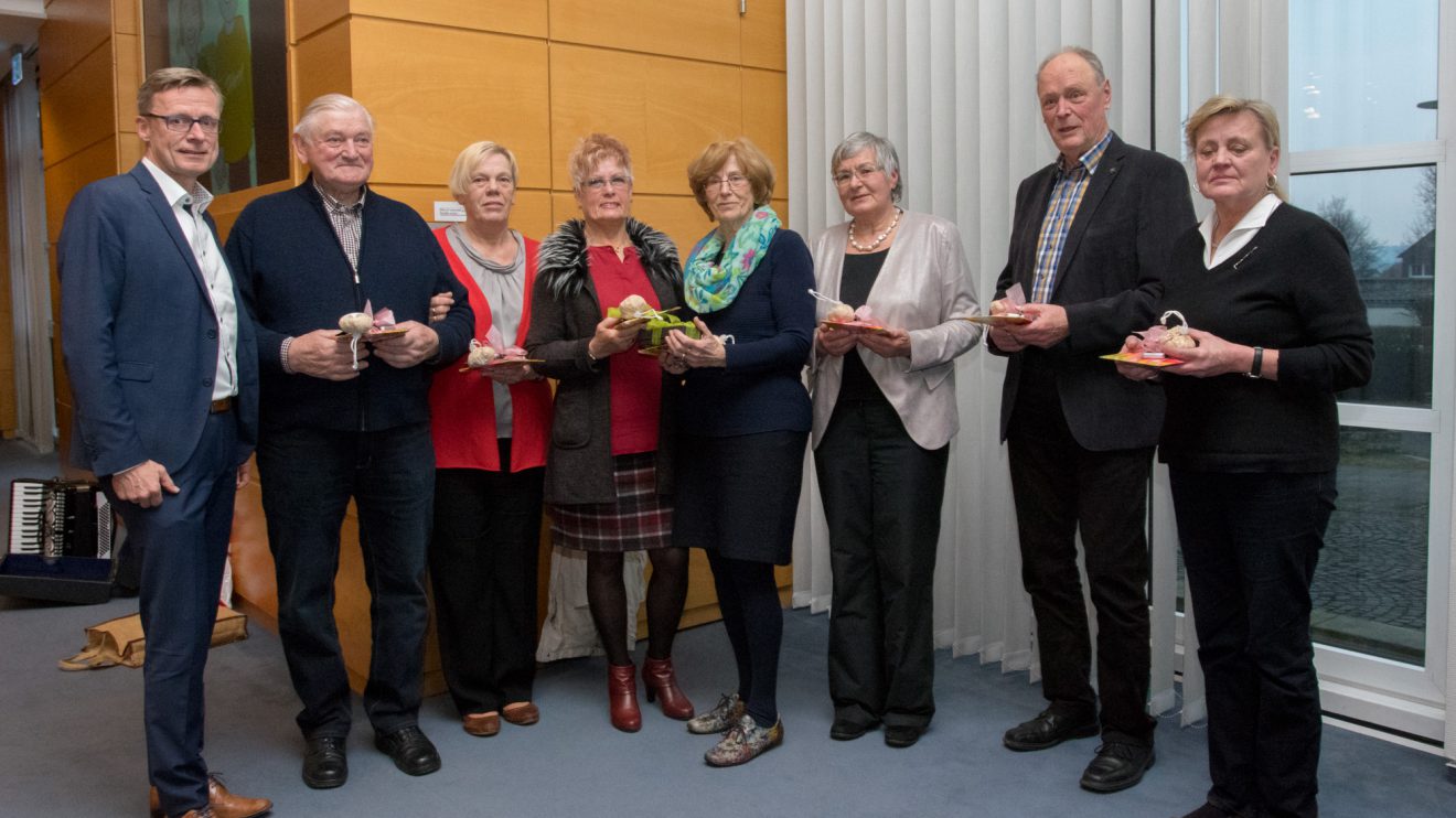 Bürgermeister Otto Steinkamp dankt den bisherigen Seniorenbeiratsmitgliedern Hubert Schawe, Margret Hoppe, Ingrid Knabke, Marlen Beyer, Gerlinde Schröder, Horst-Udo Gärtner und Maria Barz (von links) für ihr ehrenamtliches Engagement. Foto: André Thöle