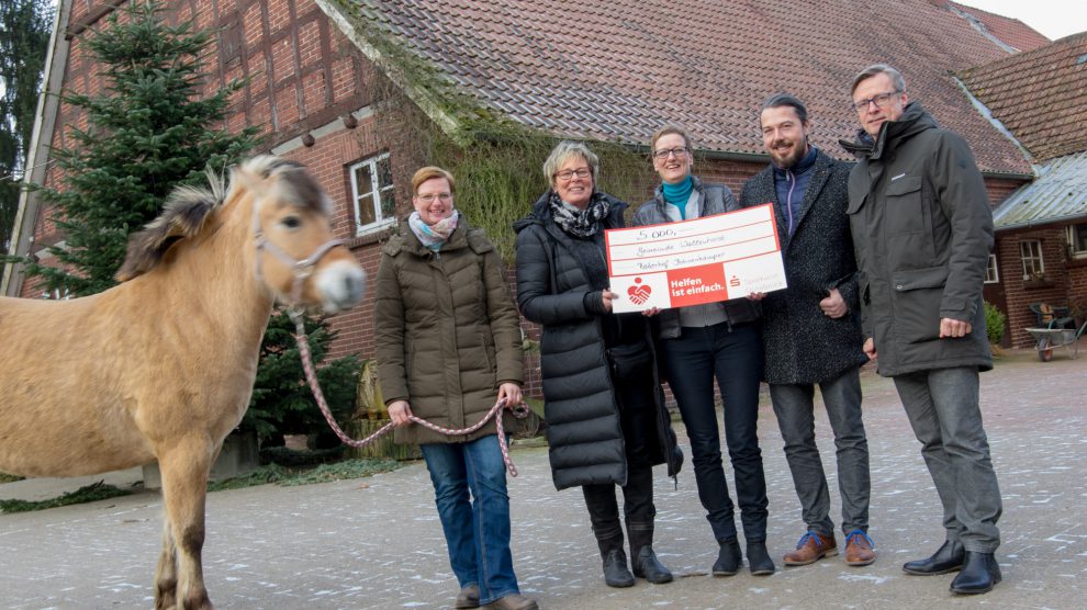 Engagieren sich für die tiergestützte Therapie (von links): Daniela Kray, Kornelia Böert, Monika Scholz, Heiko Cieslik und Otto Steinkamp. Foto: André Thöle