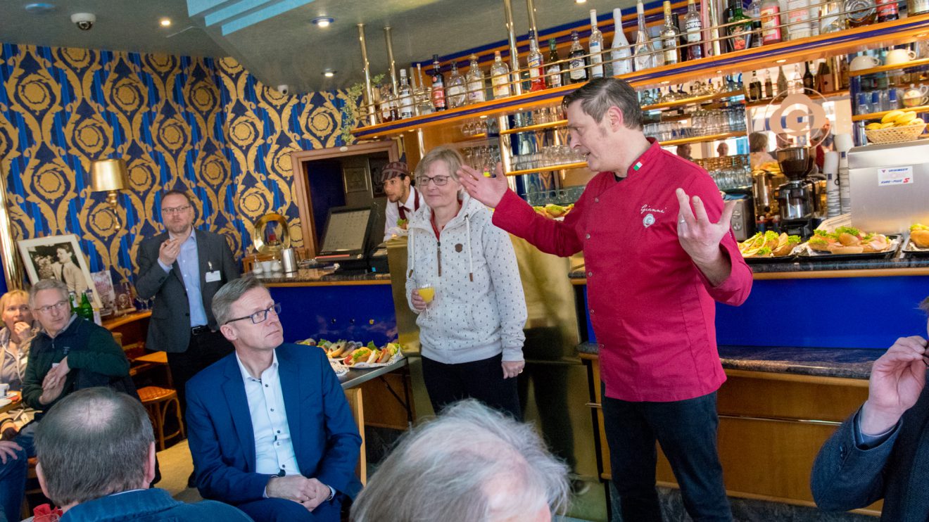 Ein ungewohntes Bild: Brötchen statt Eis genießen die Gäste bei Gianni Mucignat, der sein Café lebhaft präsentiert. Foto: André Thöle