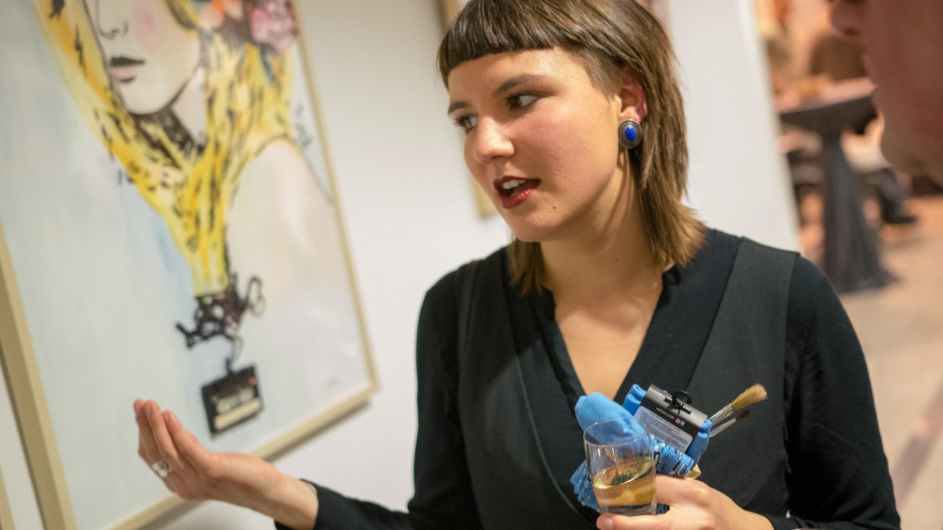 Katrin Lazaruk erklärt den Ausstellungsbesuchern, wie sie ihre Werke erstellt. Foto: André Thöle